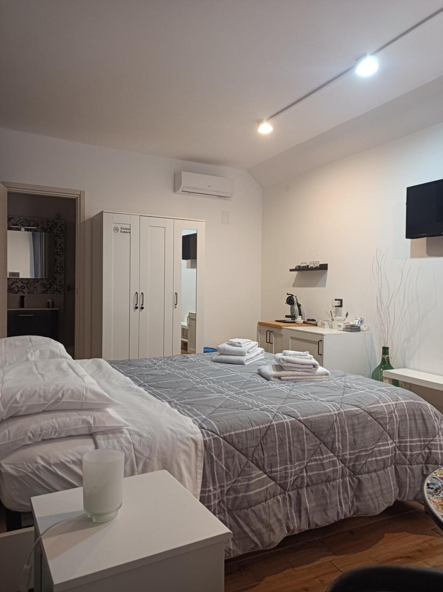 La Jacaranda Rooms Taormina Rum bild